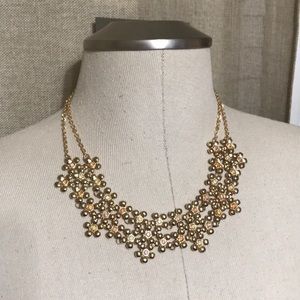 New gold flower detailed necklace